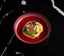 Мурманский лосось в авокадо с хрустящими бурыми водорослями