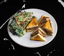 Горячий бутер с мраморным стейком и луково-горчичным джемом