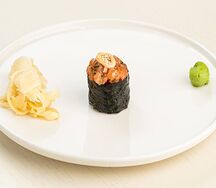 Гункан с лососем