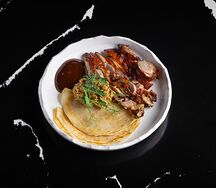 Хрустящая утка из Пекина с гречневыми блинчиками и мочеными яблоками