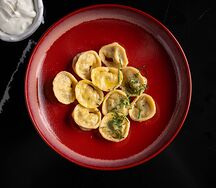 Пельмени с говядиной и сметаной