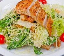 Салат Цезарь с курицей