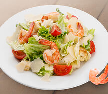 Салат Цезарь с креветками