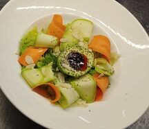 Зеленый салат с авокадо и овощным карпаччо, листьями салата, семенами чиа, хлопьями миндаля под фирменным соусом