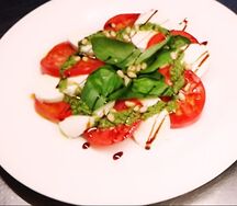 Томаты с моцареллой, кедровыми орехами и копченой паприкой