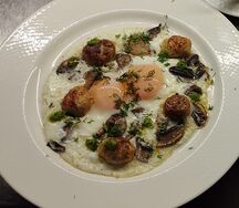 Глазунья из двух яиц с шампиньонами и фрикадельками из индейки под базиликовым соусом