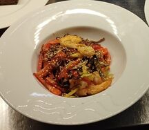 Соба с тигровыми креветками и томленными овощами с кунжутом в тайском соусе сои