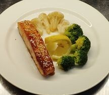 Семга на гриле с опаленными овощами под соусом терияки с кунжутом