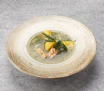 Сливочная уха с семгой, треской, овощами и ароматной зеленью