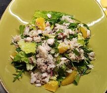 Салат с камчатским крабом и осьминогом, мини шпинатом под заправкой манго-цитрус