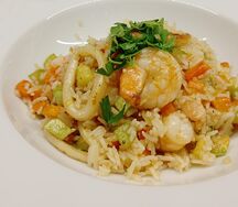 Жареный рис с морепродуктами и сезонными овощами в соусе кимчи