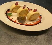 Сырники с двумя видами джемов, сметаной и сезонными ягодами