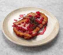 Шницель куриный в лепестках миндаля с соусом карри