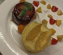 Котлетки из отборной индейки с картофельным пюре и томатно-перечной сальсой