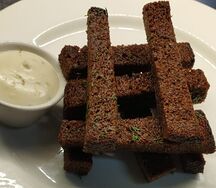 Чесночные гренки со сметанно-чесночным соусом