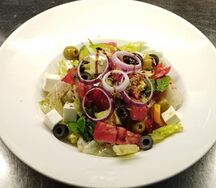 Овощной салат в греческом стиле