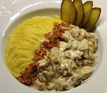 Бефстроганов с индейкой и белыми грибами