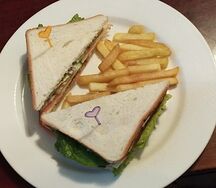 Клаб сэндвич с цыпленком, овощами и картофелем фри