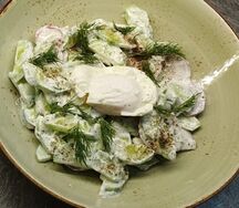 Дачный салат со свежими фермерским редисом, огурцом, укропом, яйцом под заправкой из греческого йогурта