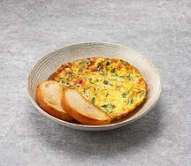 Омлет из двух яиц с креветками и зеленым луком с соусом свит чили