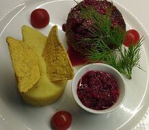 Сочная котлета из говядины с муссом из картофеля и чипсами начос