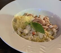 Феттуччине с камчатским крабом, осьминогом и соусом белое вино