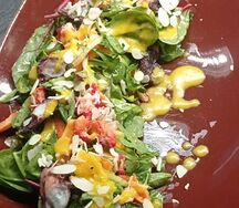 Салат с камчатским крабом, сочными томатами, авокадо под мятной заправкой