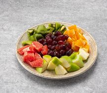 Нарезка из сезонных фруктов