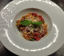 Спагетти со спелыми томатами и свежим базиликом