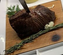 Стейк Рибай с перечным соусом и розовой морской солью