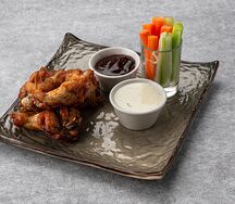 Куриные крылья с овощным крудите и соусами барбекю и сладкий чили