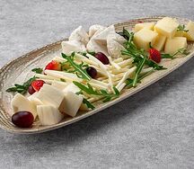 Сырное кавказское плато с винoградом