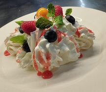 Анна Павлова с сезонными ягодами и лепестками миндаля