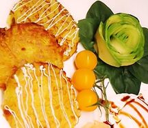 Щучьи котлеты с маринованными овощами, томатами черри под соусом бальзамелла