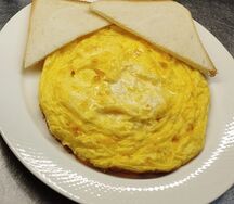 Омлет капрезе из двух яиц с сыром моцарелла и свежим базиликом