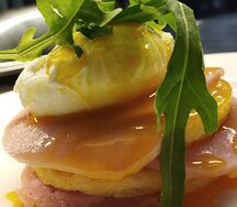 Бенедикт с ветчиной из индейки с яйцом пашот на тостах под соусом голландез