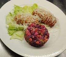 Котлета по-киевски с гарниром а-ля винегрет, пармезаном и салатом айсберг