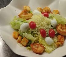 Салат Цезарь с жареным яйцом с тигровыми креветками