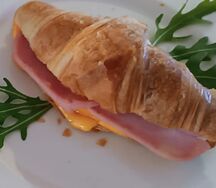 Круассан с сыром и ветчиной из индейки