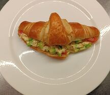 Круассан с воздушным омлетом, авокадо и томатами