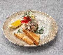 Оливье с фермерским цыпленком, красной икрой и перепелиным яйцом