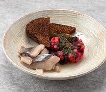 Винегрет с квашеной капустой, сельдью и ароматным маслом