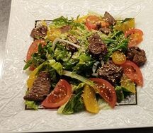 Салат-микс с обжаренной говяжьей вырезкой, рукколой и кунжутным маслом