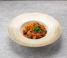 Томленая говяжья вырезка с сезонными овощами и булгуром