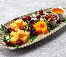 Сырное плато с медом акации, грецкими орехами и винoградом