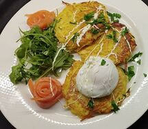 Картофельные драники с семгой, рукколой, яйцом пашот и заправкой чеснок-базилик