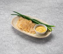 Домашнее сало с горчицей, зеленым луком и тостами ржаного хлеба