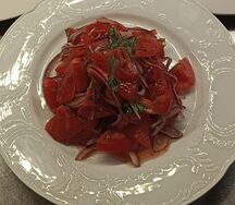 Салат из спелых томатов и красного лука с ароматным базиликом