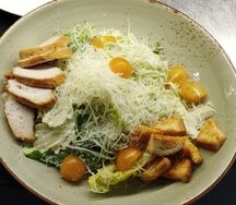 Салат Цезарь с жареным яйцом