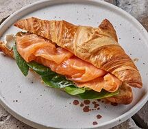 Круассан с семгой, крем чизом и салатом романо